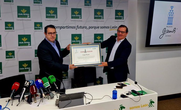 El director del Palacio Gaudí de Astorga (León), Víctor Manuel Murias Borrajo (izquierda), hace entrega al director de Comunicación de Caja Rural, Narciso Prieto, del diploma acreditativo de la entidad como 'Embajador del Palacio'.