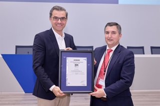 Michel Hobusch (a la izquierda), presidente de Volkswagen Navarra, recibe de manos de Nicolás Henríquez, director de Desarrollo de Negocio de AENOR, una de las dos certificaciones.