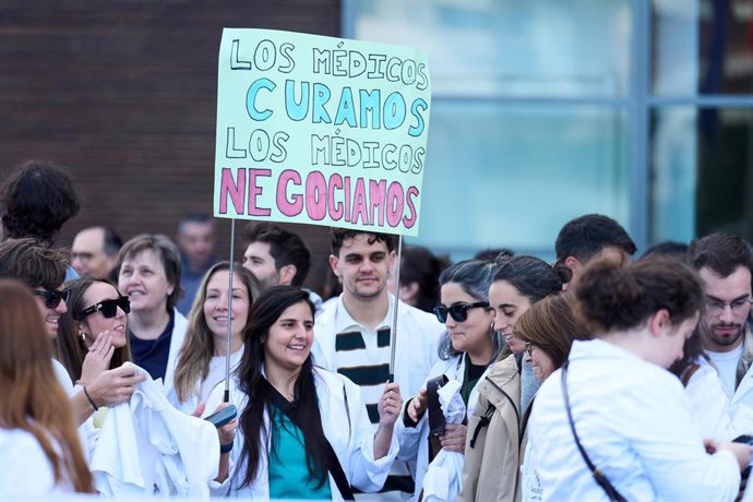 Archivo - Médicos durante una concentración en Valdecilla