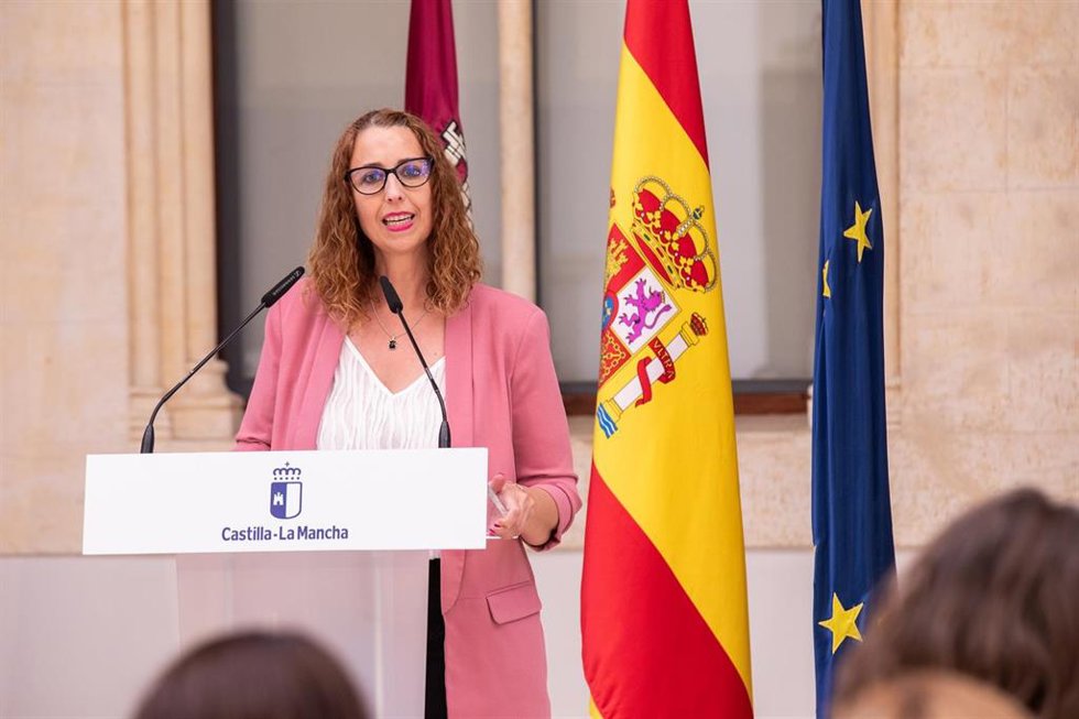 Archivo - La consejera de Igualdad, Sara Simón, entrega, en el Palacio de Fuensalida, los V Premios Periodísticos Luisa Alberca Lorente por la Igualdad de Género.