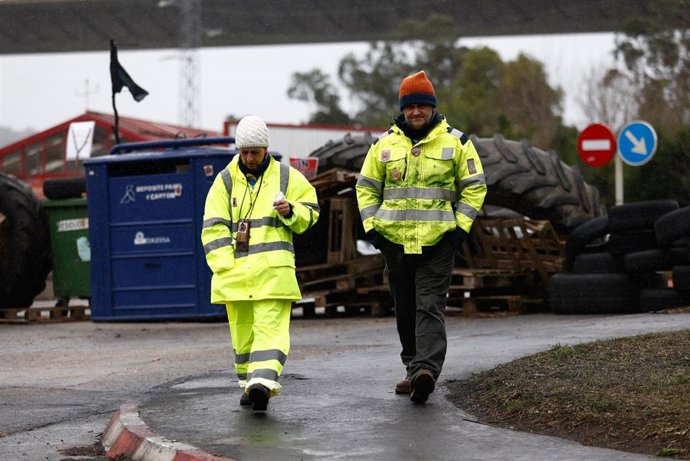 Trabajadores de Ence durante la huelga de la plantilla de Ence en contra del ERE a 96 trabajadores, a 16 de febrero de 2026, en Navia, Asturias (España). Los trabajadores protestan por la decisión de la compañía de activar un Expediente de Regulación de E
