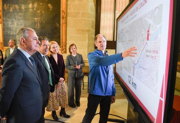 Abel Antón, con el circuito que llevará su nombre junto al río, en presencia del alcalde, tras la iniciativa del Gobierno local.