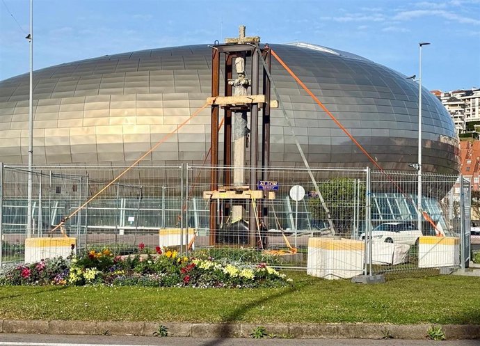 Santander actúa en el cruceiro de la rotonda de El Sardinero para elevarlo e iluminarlo