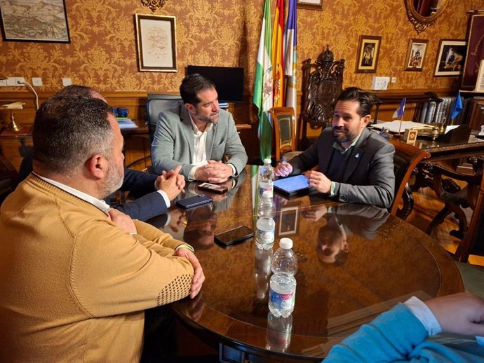 El alcalde de Loja, Joaquín Ordóñez, en el centro en la imagen, en una imagen reciente