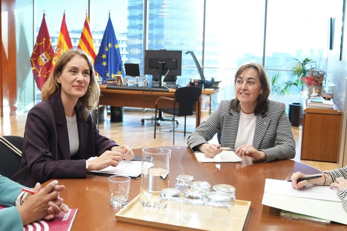 Archivo - La presidenta dels Comuns al Parlament, Jéssica Albiach, i la consellera de Territori, Habitatge, Transició Ecològica, Sílvia Paneque