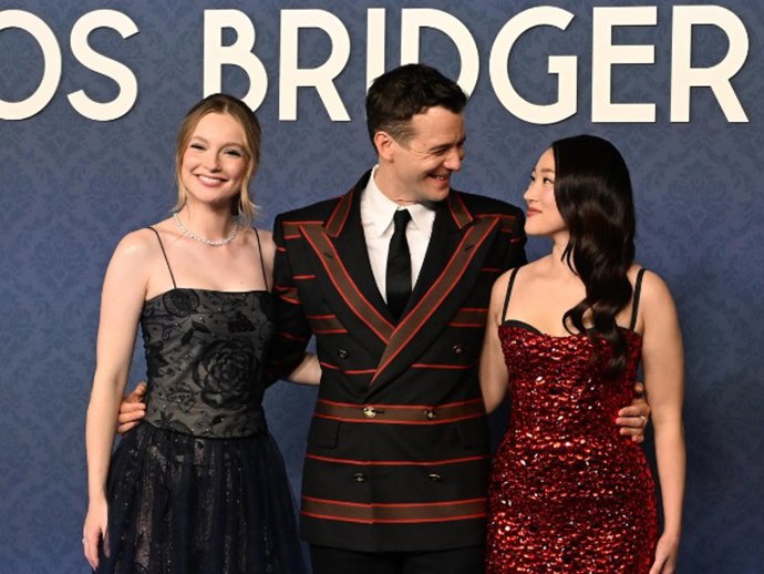Hannah Dodd, Luke Thompson, Yerin Ha, protagonistas de la serie, durante el baile de máscaras de Los Bridgerton en Madrid