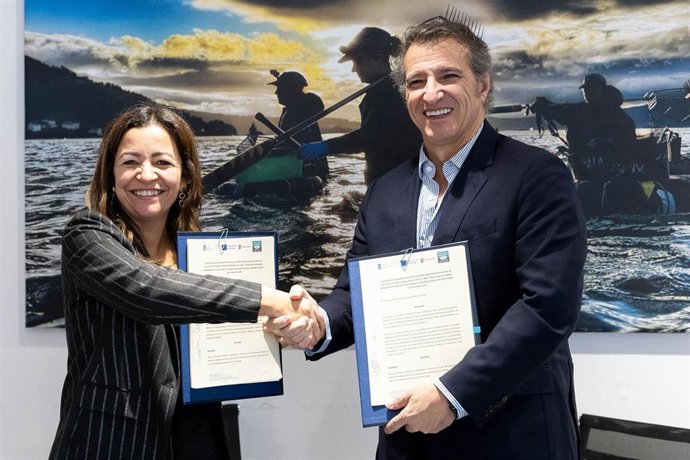 Imagen de la firma de los convenios.