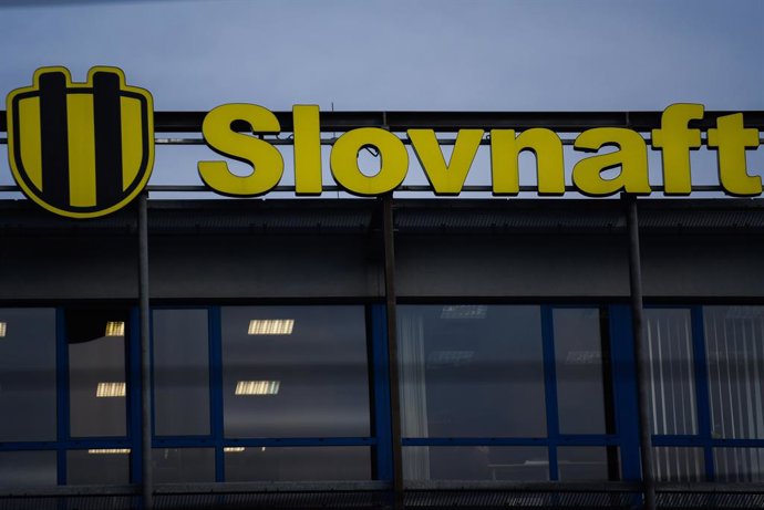 Archivo - Arquivo - Imagem de arquivo do logotipo da empresa responsável pela refinação de petróleo na Eslováquia, Slovnaft.