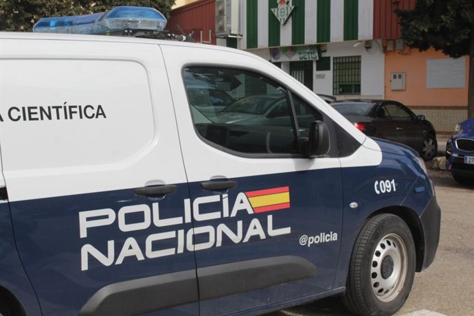 Un vehículo de la Policía Nacional en la zona donde se produjo el disparo.
