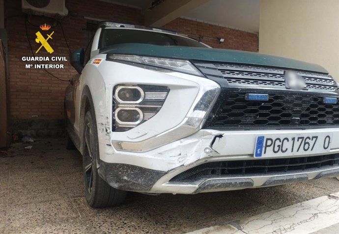 Vehículo de la Guardia Civil dañado tras una colisión contra un turismo cuyo conductor se ha dado a la fuga.