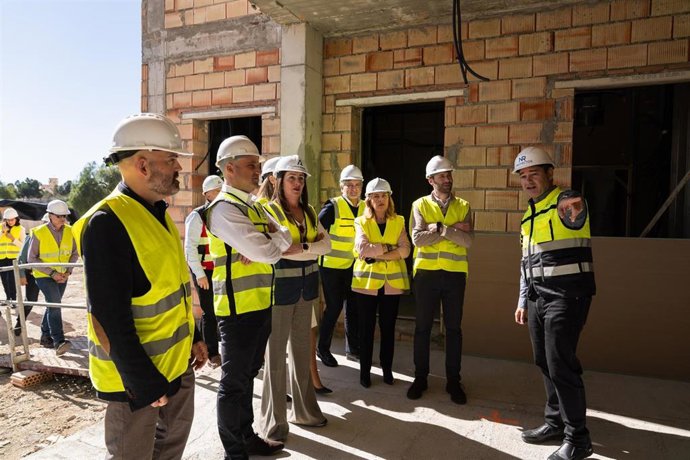 Representantes de la Diputación Provincial, la Junta de Andalucía y el Ayuntamiento de Almería, durante la visita a las obras del Centro Residencial 'Vivir como en casa'.