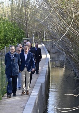 El alcalde de Murcia, José Ballesta, ha supervisado los trabajos de acondicionamiento y señalización de la 'ruta 01', que parte del Jardín de la Alameda y finaliza en el Azud de La Contraparada