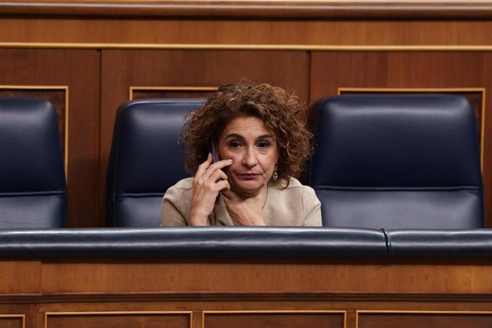 La vicepresidenta primera y ministra de Hacienda, María Jesús Montero, durante una sesión plenaria en el Congreso de los Diputados, a 17 de febrero de 2026, en Madrid (España). 