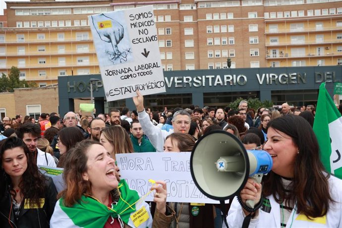 Médicos en la concentración en el Virgen del Rocío de Sevilla para reclamar un Estatuto Marco propio.