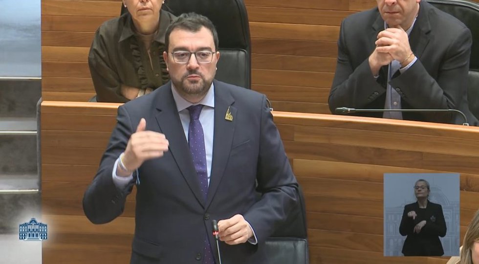 El presidente del Principado, Adrián Barbón, durante el Pleno de este miércoles.