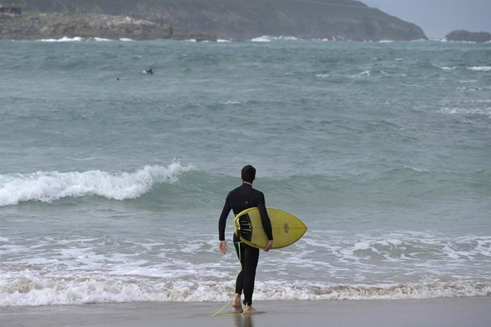 Archivo - Un surfista en la playa El Matadero, el mismo día del paso de la borrasca Justine convertida en ciclogénesis explosiva en A Coruña, Galicia (España), a 31 de enero de 2021. Justine dejó ayer, 30 de enero rachas superiores a los 120 kilómetros en