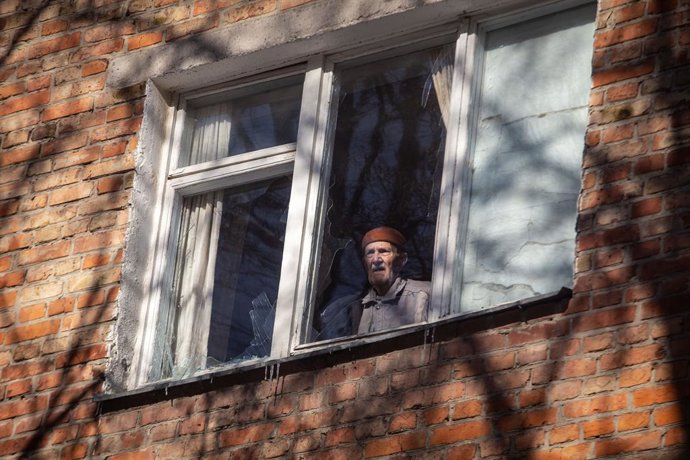 9 de fevereiro de 2026, Sumy, Sumy, Ucrânia: Morador de Sumy atrás de uma janela quebrada após um ataque com drones russos.