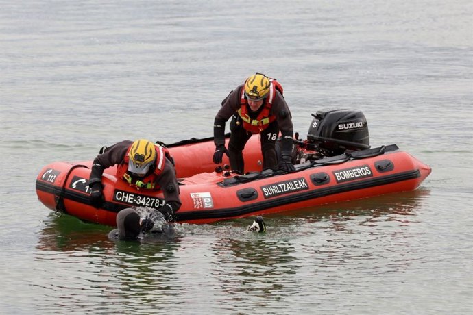Archivo - Bomberos de Navarra durante un simulacro de rescate acuático.