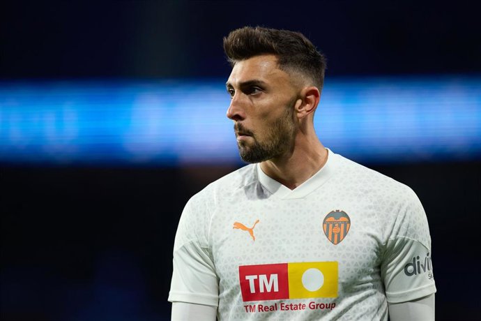 Archivo - El portero Cristian Rivero (Valencia CF), durante un calentamiento en LaLiga EA Sports 2023-24. 