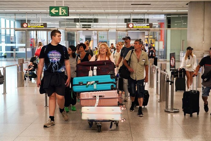 Archivo - Personas a su llegada al aeropuerto de Málaga Costa del Sol, en imagen de archivo.