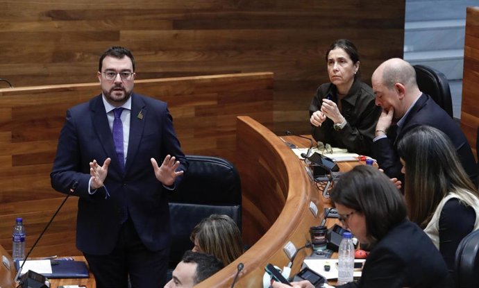 El presidente del Principado, Adrián Barbón, respondiendo a los portavoces parlamentarios en el Pleno de la JGPA.
