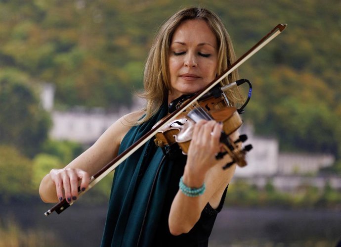 Archivo - La cantante y violinista Sharon Corr, de la banda irlandesa The Corrs, en una actuación por sorpresa para inaugurar la Semana de Irlanda, en el vestíbulo principal de la estación de Metro de Chamartín, a 13 de marzo de 2023, en Madrid (España). 