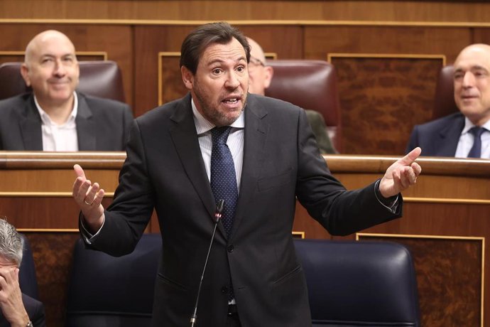 El ministro de Transportes y Movilidad Sostenible, Óscar Puente, interviene durante una sesión de control al Gobierno, en el Congreso de los Diputados, a 18 de febrero de 2026, en Madrid (España). 