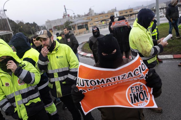 Trabajadores de ENCE Navia durante las movilizaciones de la planta de la pastera ENCE, a 30 de enero de 2026, en Navia, Asturias (España). 
