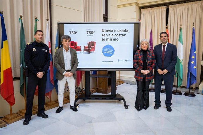 La concejala delegada de Servicios Operativos, Playas y Fiestas, Teresa Porras, y el concejal delegado de Seguridad, Avelino Barrionuevo, presentan la nueva campaña de concienciación ciudadana sobre la recogida de muebles y enseres