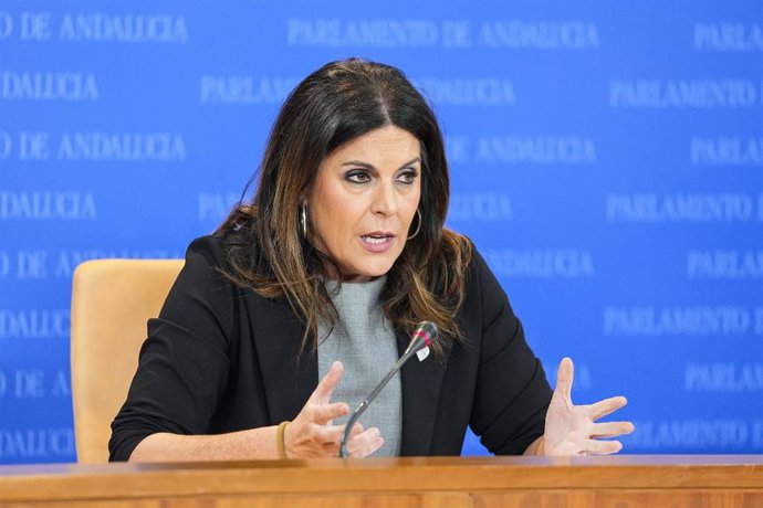 La portavoz adjunta del Grupo Parlamentario Socialista, Ángeles Férriz, durante la ronda de ruedas de prensa de portavoces de los grupos parlamentarios en el Parlamento de Andalucía, a 18 de febrero de 2026 en Sevilla (Andalucía, España). Los portavoces d