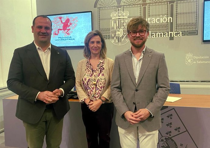 El diputado de Cultura, David Mingo, junto a la vicerrectora Berta Gutiérrez y el director académico, Francisco Javier Rubio.