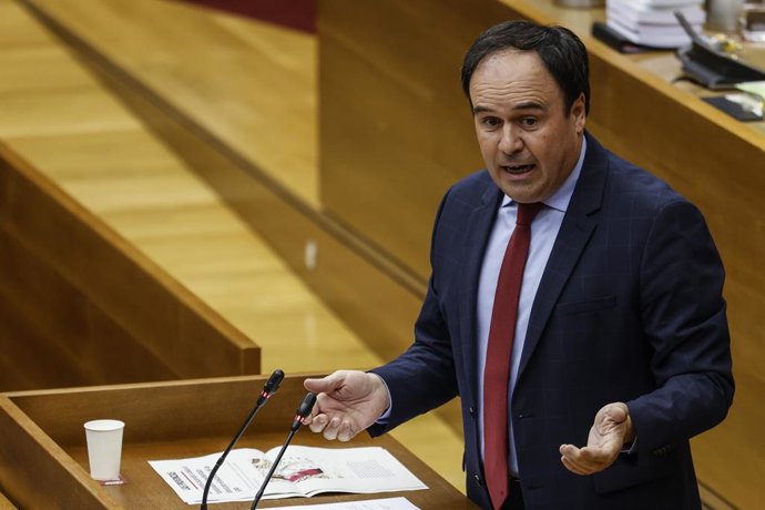 El president de la Generalitat, Juanfran Pérez Llorca, durant una sessió de control, en Les Corts, a 18 de febrer del 2026