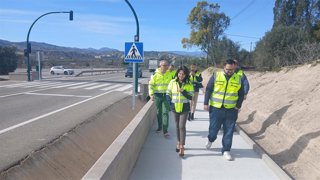 La delegada territorial de Fomento, Articulación del Territorio y Vivienda de la Junta en Almería, Dolores Martínez, durante su visita a las actuaciones de mejora de la seguridad vial en la A-334 en Zurgena.