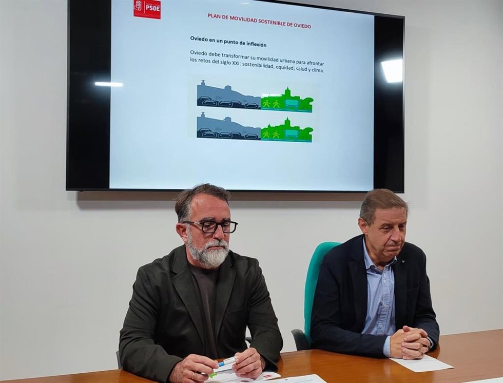 Archivo - El concejal Juan Álvarez Areces, junto al portavoz del Grupo Municipal Socialista en el Ayuntamiento de Oviedo, Carlos Fernández Llaneza,en una imagen de archivo.