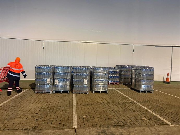 Agua embotellada que se ha repartido a los vecinos de Aldeamayor.