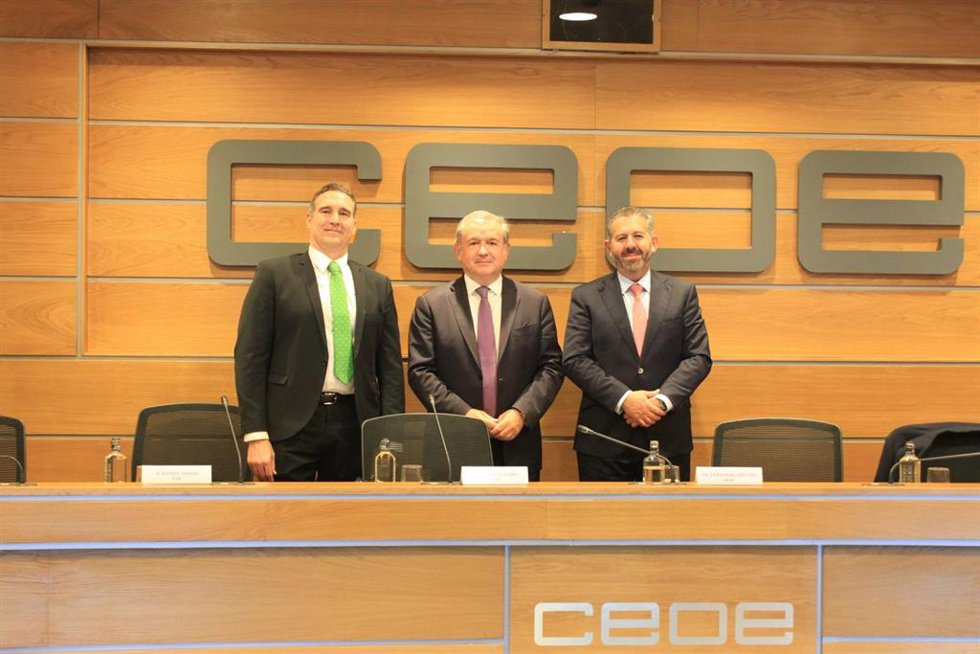 De izquierda a derecha, el responsable de Conocimiento y Agenda 2030 de UNE, Daniel Massó; el secretario permanente del CEIB, Narciso Casado, y el vicepresidente nacional de Asuntos Internacionales y Laborales de Coparmex, Fernando Treviño.