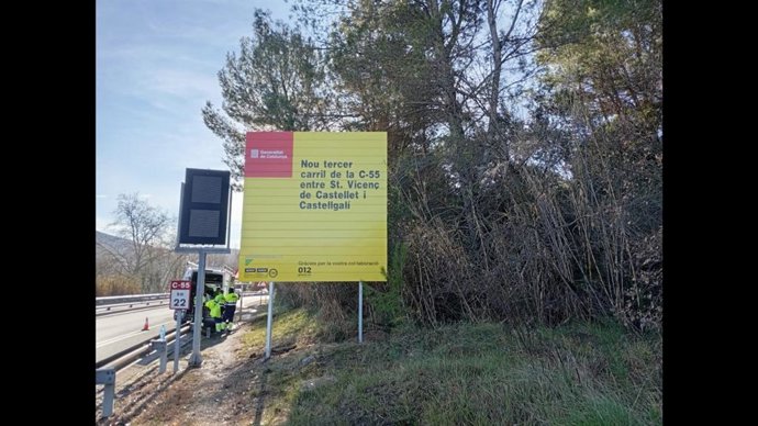 Imagen de un cartel de las obras en la C-55.