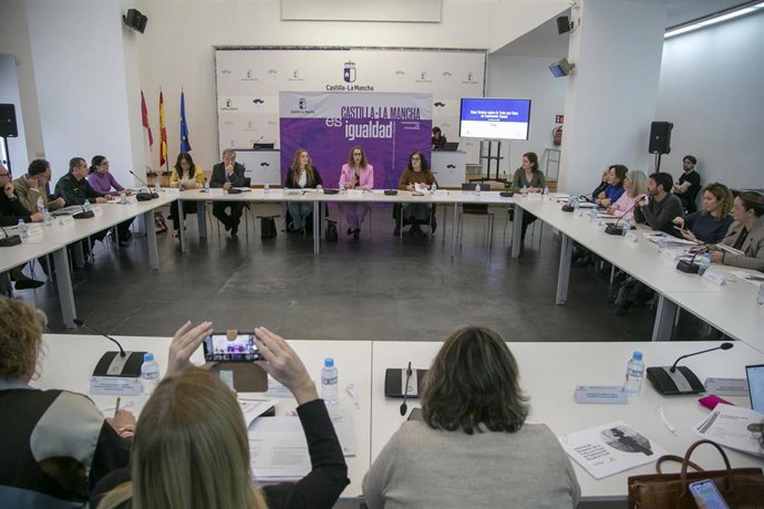 La consejera de Igualdad, Sara Simón, ha presidido la Mesa Técnica contra la Trata con Fines de Explotación Sexual, en la sede del Archivo Regional de Castilla-La Mancha.