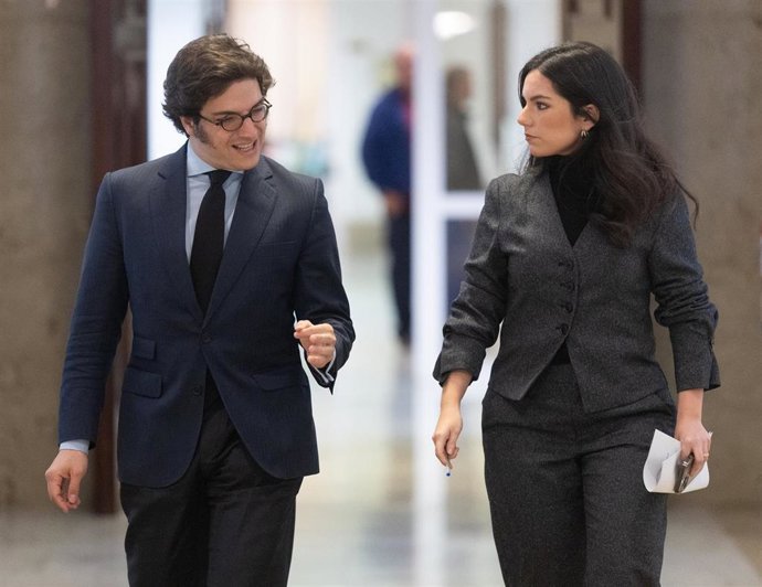 El secretario general del grupo de  VOX, José María Figaredo, con la portavoz en el Congreso, Pepa Millán.