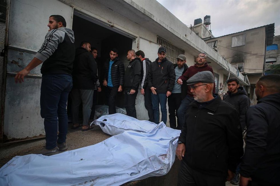 Archivo - Palestinos junto a los cadáveres de varios muertos en un ataque de Israel contra la Franja de Gaza a pesar del alto el fuego en vigor desde el 10 de octubre de 2025 (archivo)