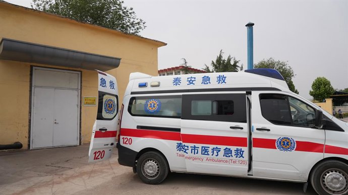 Archivo - Arquivo - Uma ambulância após um desabamento em uma mina de carvão em Taian, na província de Shandong, na China (arquivo)