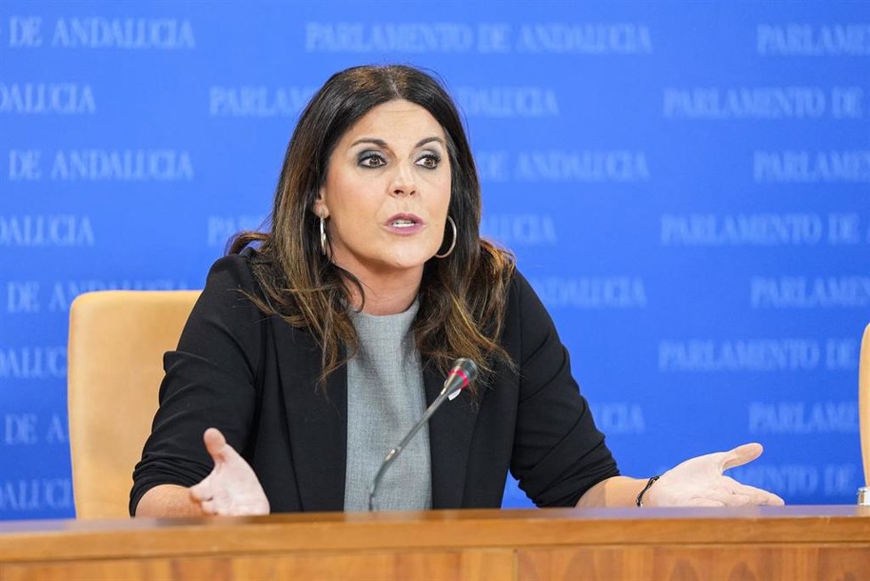 La portavoz adjunta del Grupo Parlamentario Socialista, Ángeles Férriz, durante la ronda de ruedas de prensa de portavoces de los grupos parlamentarios en el Parlamento de Andalucía, a 18 de febrero de 2026 en Sevilla (Andalucía, España). Los portavoces