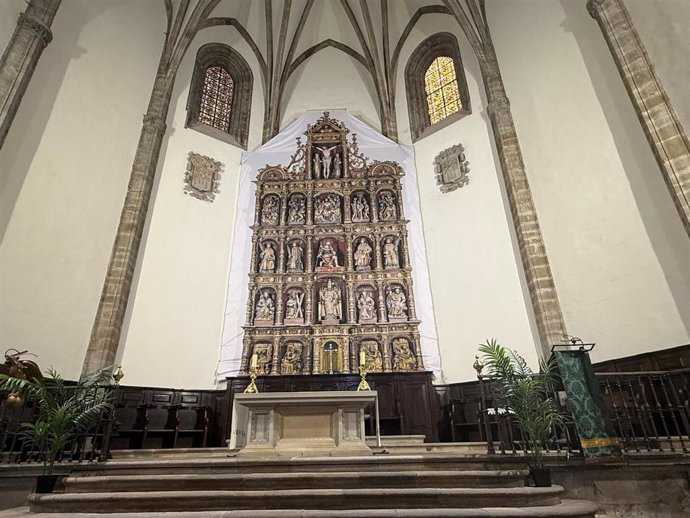 Retablo mayor de la iglesia de San Pedro de Ariznoa.