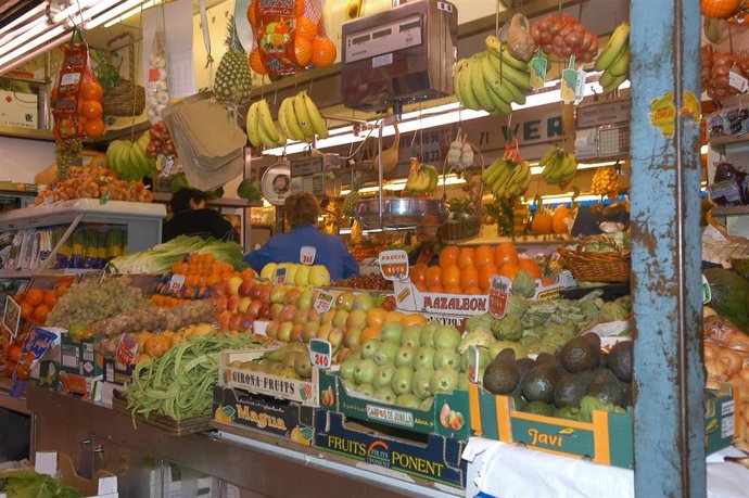 Archivo - Imagen de recurso de un puesto en uno de los emrcados municipales de la capital