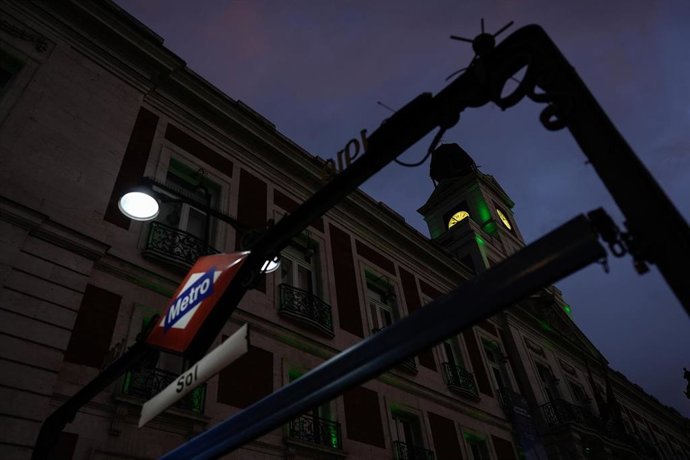 Archivo - Fachada de la Real Casa de Correos de Madrid iluminada de verde por el Día Mundial de la ELA, el 21 de junio de 2025.