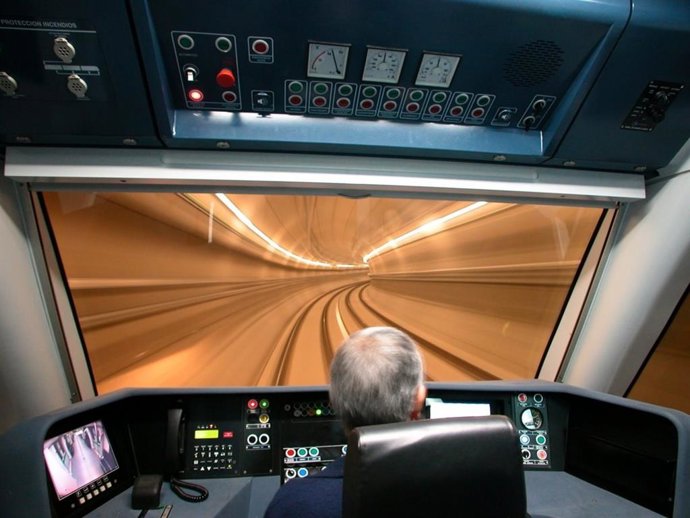 Archivo - Cabina de un conductor de Metro de Madrid