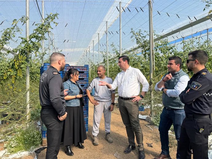El alcalde de Níjar, José Francisco Garrido, conversa con agricultores afectados por los robos, acompañado por concejales y agentes de la Policía Local.