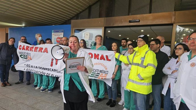 Concentración de médicos en las puertas del Hospital de Guadalajara.