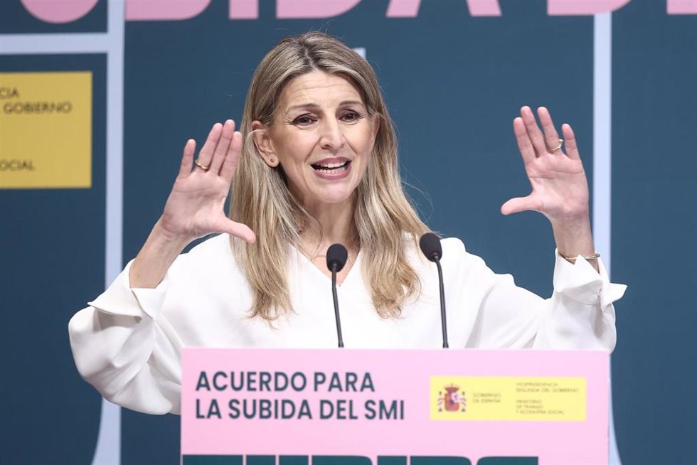 La vicepresidenta segunda y ministra de Trabajo, Yolanda Díaz, interviene durante el acto de la firma del acuerdo para la subida del salario mínimo (SMI), en la sede del Ministerio de Trabajo y Economía Social, a 16 de febrero de 2026, en Madrid (España