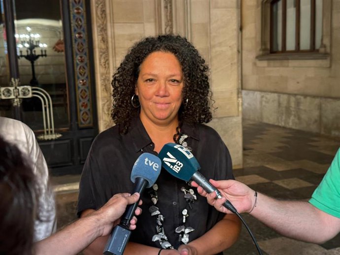 Archivo - La portavoz del PSIB en el Consell de Mallorca, Catalina Cladera, en declaraciones a los medios.